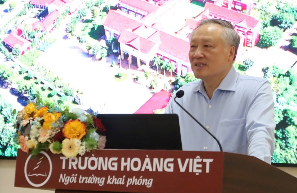 Ph&oacute; Thủ tướng Thường trực Ch&iacute;nh phủ Nguyễn H&ograve;a B&igrave;nh ghi nhận, biểu dương những th&agrave;nh t&iacute;ch m&agrave; Trường Tiểu học, THCS v&agrave; THPT Ho&agrave;ng Việt đ&atilde; đạt được trong thời gian qua.