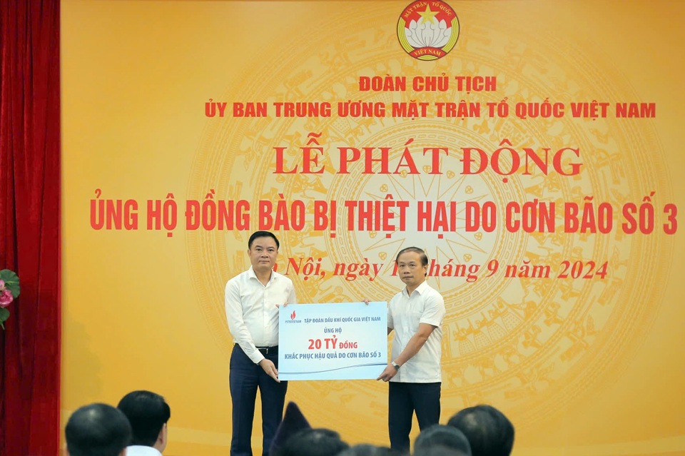 L&atilde;nh đạo, người lao động Petrovietnam quy&ecirc;n g&oacute;p ủng hộ, trao qu&agrave; cho đồng b&agrave;o bị thiệt hại do b&atilde;o số 3.