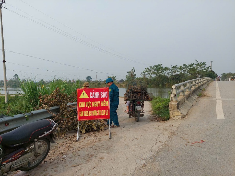 Cố t&igrave;nh vượt biển cảnh b&aacute;o (ảnh chụp tại đầu cầu Gốm, x&atilde; Mỹ Lương), chiều 15/9.