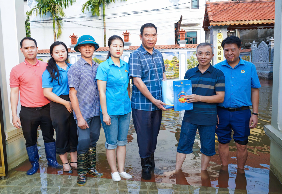 Ph&oacute; B&iacute; thư Thường trực Huyện uỷ, Chủ tịch HĐND huyện Thường T&iacute;n Tạ Hữu Thọ thăm hỏi c&aacute;c gia đ&igrave;nh đo&agrave;n vi&ecirc;n c&oacute; ho&agrave;n cảnh kh&oacute; khăn sau mưa lũ &nbsp;