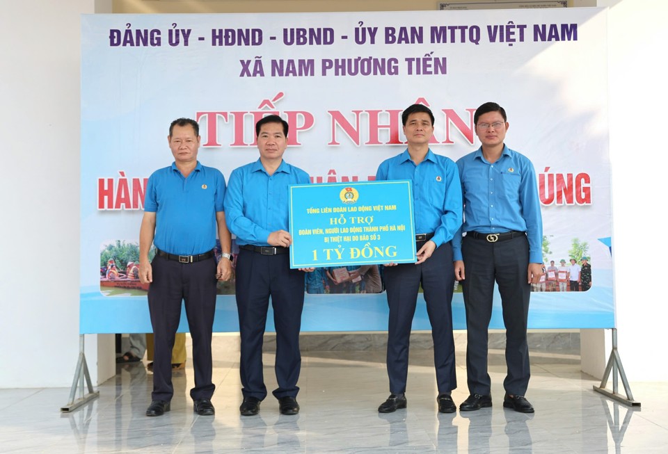 Ph&oacute; Chủ tịch Tổng LĐLĐ Việt Nam Ngọ Duy Hiểu trao hỗ trợ tới đo&agrave;n vi&ecirc;n, người lao động H&agrave; Nội bị thiệt hại do b&atilde;o, lũ&nbsp; số tiền 1 tỷ đồng