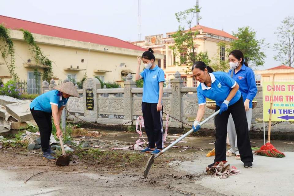 C&aacute;c lực lượng tham gia thu gom r&aacute;c thải, dọn dẹp c&aacute;c tuyến đường, khơi th&ocirc;ng cống r&atilde;nh.