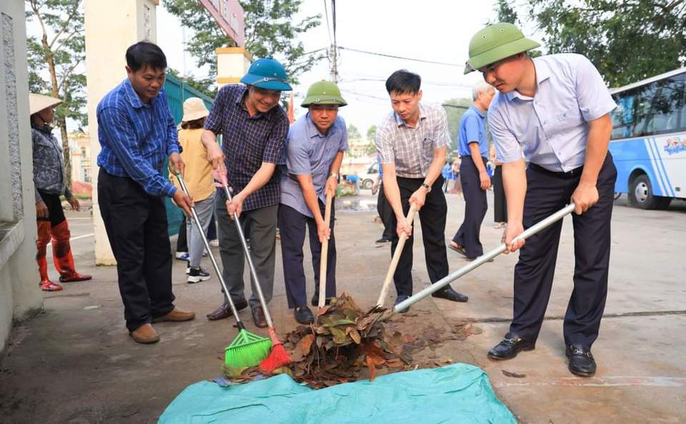 Đại diện l&atilde;nh đạo huyện Quốc Oai hưởng ứng lễ ph&aacute;t động tổng vệ sinh m&ocirc;i trường tr&ecirc;n địa b&agrave;n huyện.