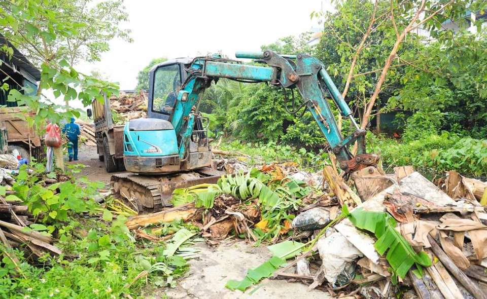 Tại lễ ph&aacute;t động, huyện huy động nhiều phương tiện, m&aacute;y m&oacute;c hỗ trợ c&ocirc;ng t&aacute;c thu gom, vệ sinh m&ocirc;i trường.