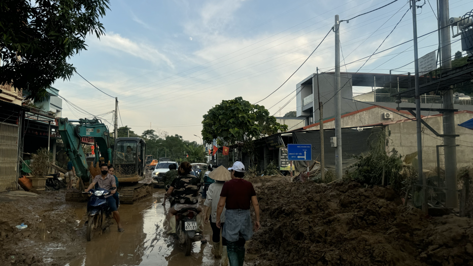 Đường đi v&agrave;o x&atilde; Việt Tiến, một người d&acirc;n địa phương cho biết đường mới được th&ocirc;ng b&ugrave;n, c&aacute;c phương tiện di chuyển chậm chạp.