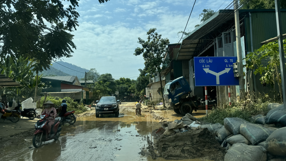 Ng&agrave;y 14/9, thời tiết đ&atilde; nắng r&aacute;o trở lại gi&uacute;p cho việc di chuyển tr&ecirc;n một số tuyến đường ch&iacute;nh tại huyện Bảo Y&ecirc;n (tỉnh L&agrave;o Cai) cũng trở n&ecirc;n dễ d&agrave;ng hơn.