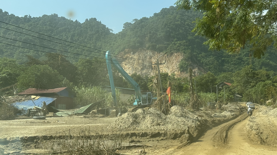 Đường đi x&atilde; Nậm Đao, b&ugrave;n đất đ&atilde; được san gạt sang hai b&ecirc;n đường, tuy nhi&ecirc;n chỉ đủ cho 1 chiều xe đi qua lại.