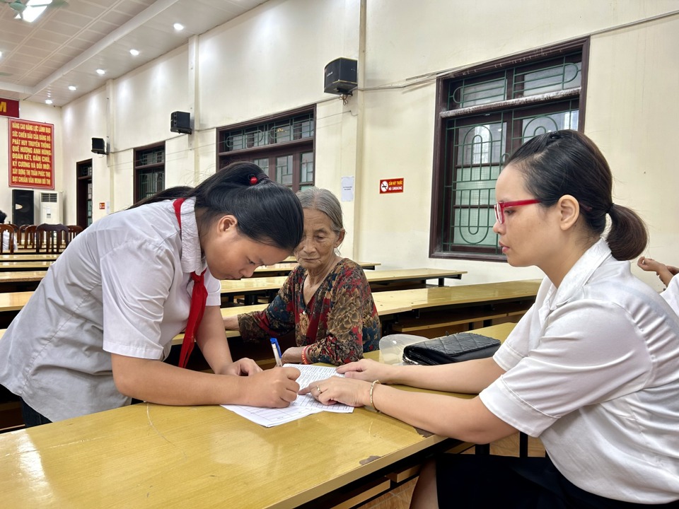 Trẻ em c&oacute; ho&agrave;n cảnh kh&oacute; khăn k&yacute; nhận kinh ph&iacute; hỗ trợ thường xuy&ecirc;n. Ảnh: Trần Oanh.