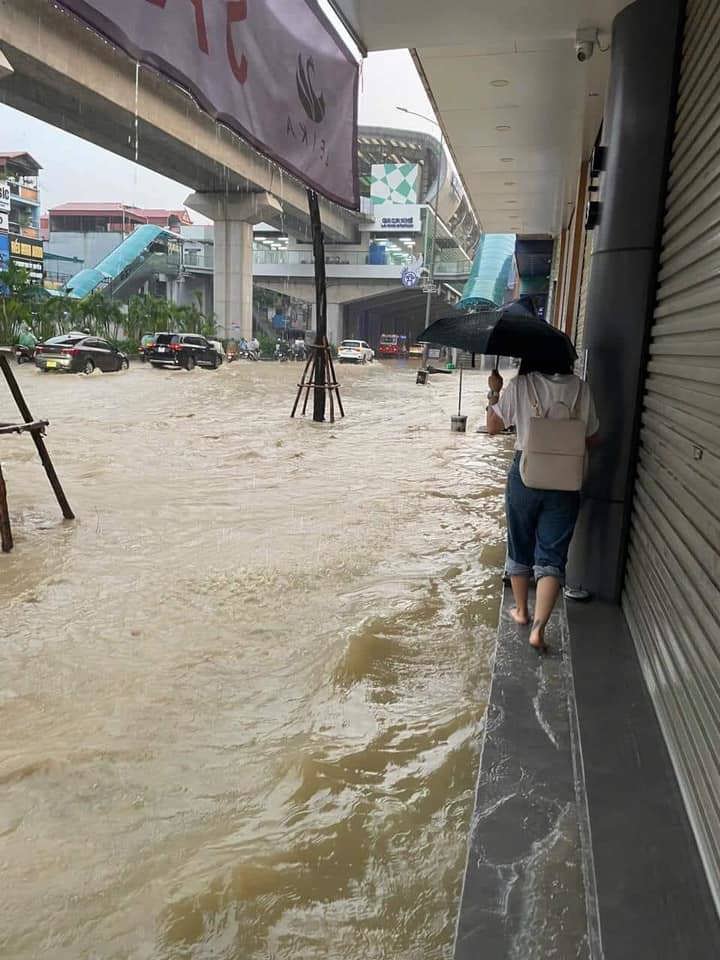 Nước ngập s&acirc;u tại tuyến phố Quang Trung, quận H&agrave; Đ&ocirc;ng. Ảnh: NT Uy&ecirc;n