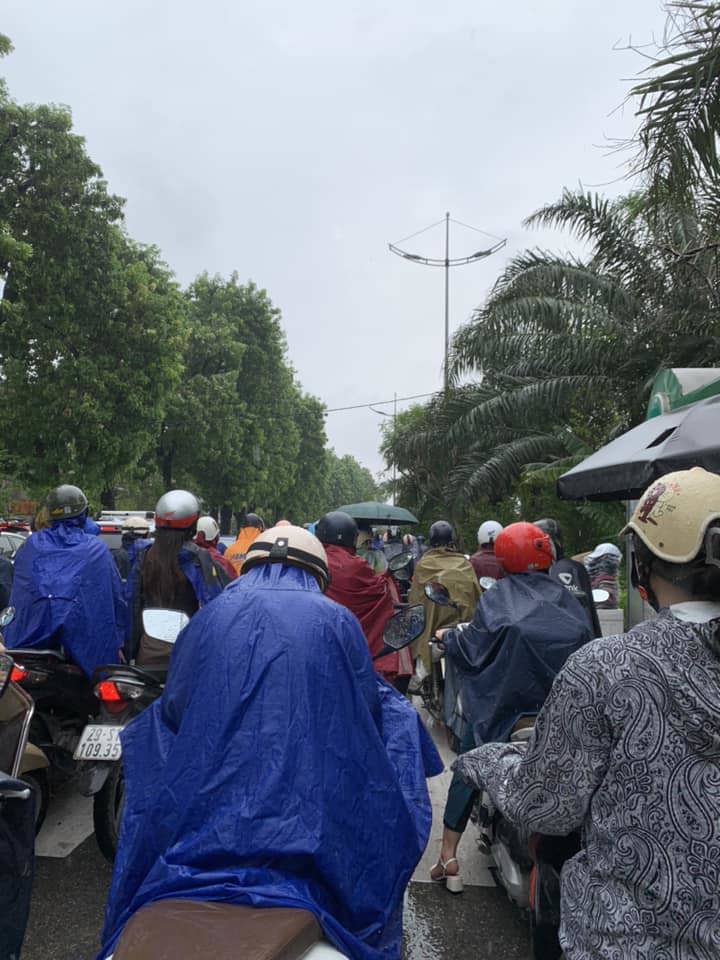 Đường L&aacute;ng cũng &ugrave;n tắc nghi&ecirc;m trọng, tới 9 giờ s&aacute;ng m&agrave; t&igrave;nh trạng &ugrave;n tắc vẫn chưa c&oacute; dấu hiệu thuy&ecirc;n giảm. Ảnh: Phương Vi