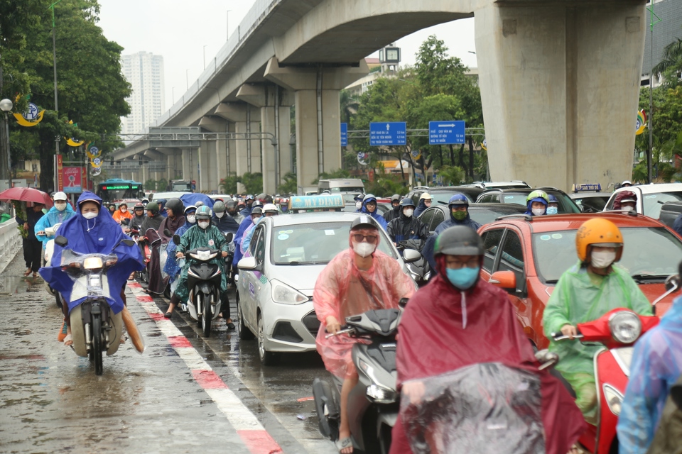 Người tham gia giao th&ocirc;ng chật vật s&aacute;ng đầu tuần.