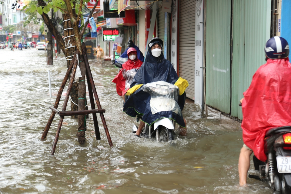 Xe m&aacute;y phải di chuyển l&ecirc;n tr&ecirc;n vỉa h&egrave;.