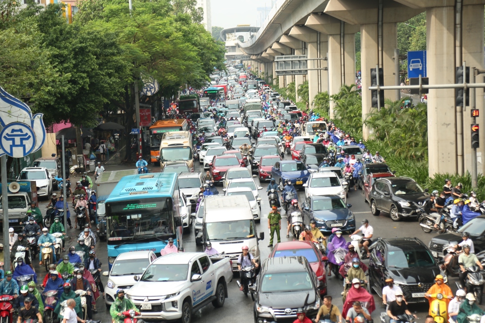 H&agrave;ng ngh&igrave;n phương tiện nối đu&ocirc;i nhau di chuyển.