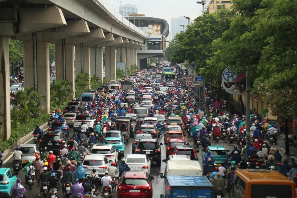 Đường Nguyễn Tr&atilde;i tắc cứng phương tiện.