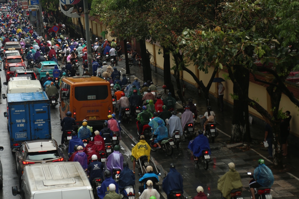 Chị Nguyễn Phương Loan, tr&uacute; tại phường La Kh&ecirc;, quận H&agrave; Đ&ocirc;ng cho biết: "T&ocirc;i mất gần 2 giờ đồng hồ để di chuyển tới Ng&atilde; Tư Sở".&nbsp;