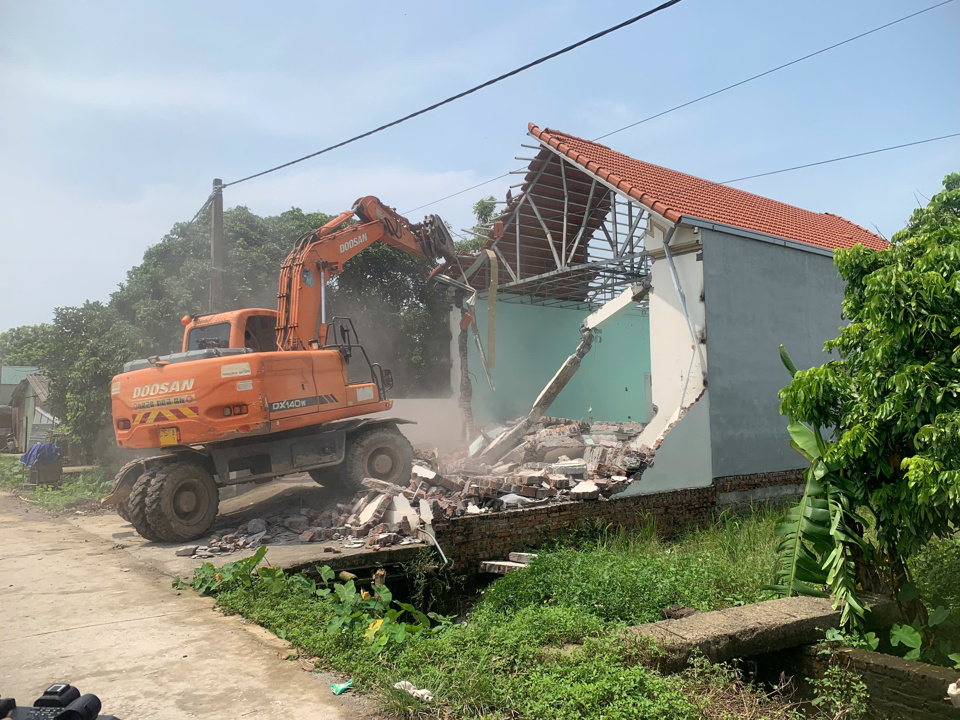 Một c&ocirc;ng tr&igrave;nh vi phạm bị cưỡng chế tại th&ocirc;n Quyết Tiến, x&atilde; Ti&ecirc;n Phương