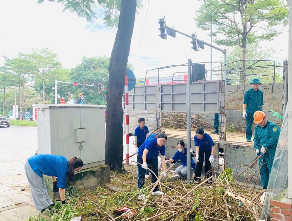 Sinh vi&ecirc;n Đại học Thủ đ&ocirc; hỗ trợ vệ sinh m&ocirc;i trường tại phường Quan Hoa, quận Cầu Giấy - Ảnh: Hội SVVN