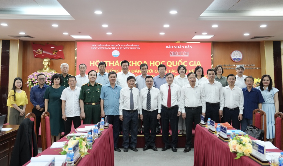 C&aacute;c đại biểu, nh&agrave; khoa học v&agrave; nh&agrave; b&aacute;o tham dự hội thảo chụp ảnh lưu niệm. Ảnh: Hồng Th&aacute;i