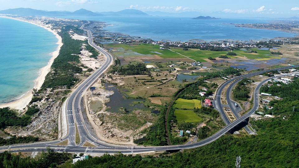 Kh&aacute;nh H&ograve;a đang triển khai l&agrave;m th&ecirc;m 7,6km đường rộng 34m kết nối quốc lộ 1 với&nbsp;Cảng trung chuyển quốc tế V&acirc;n Phong. Ảnh: Trung Nh&acirc;n.