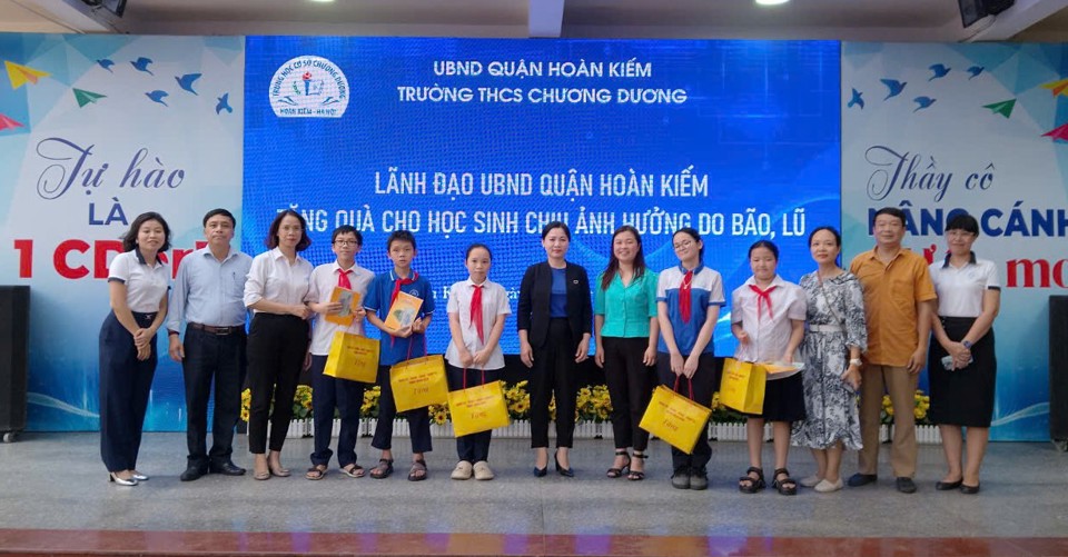 Ph&oacute; Chủ tịch UBND quận L&ecirc; Anh Thư tặng qu&agrave; cho học sinh trường THCS Chương Dương