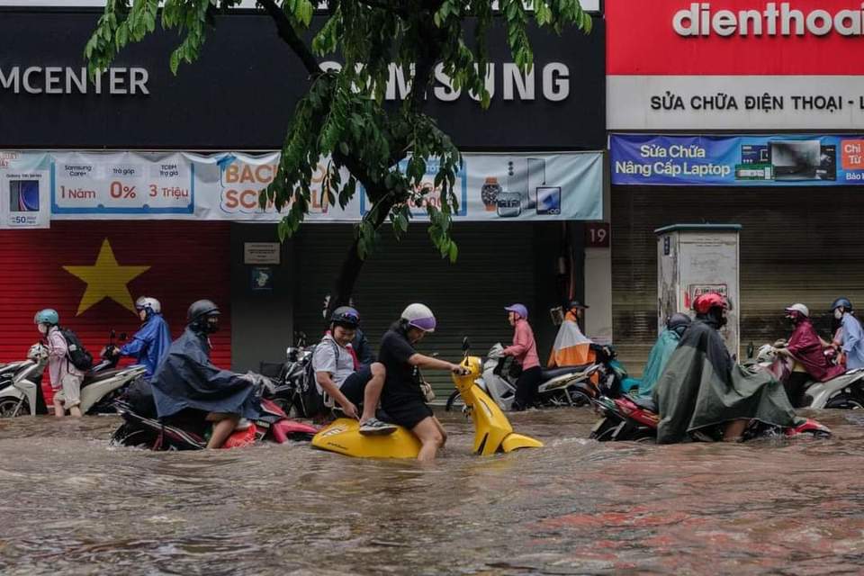 C&aacute;c phương tiện buộc phải dắt bộ khi đi qua phố Th&aacute;i H&agrave;. Ảnh: Duc Nguyen/CCHN