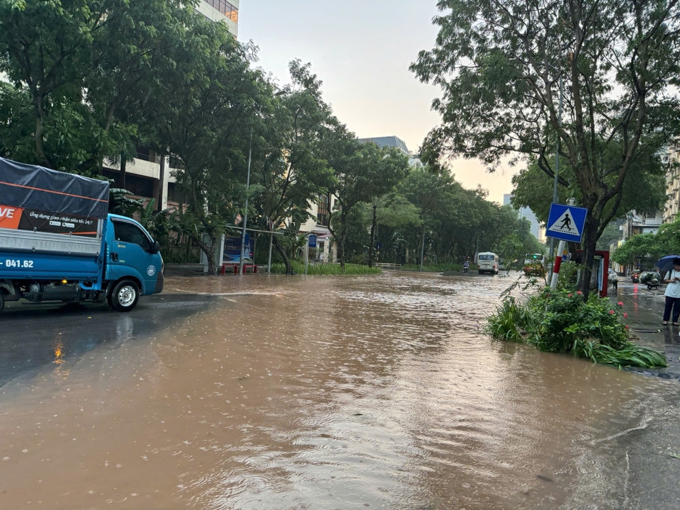 Ngập ở điểm giao Nguyễn Ch&iacute; Thanh v&agrave; Huỳnh Th&uacute;c Kh&aacute;ng. Ảnh: Mộng Long