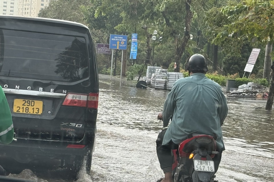 Đường Ph&ugrave;ng Hưng (quận H&agrave; Đ&ocirc;ng) bị ngập cục bộ một chiều. Ảnh: Nguy&ecirc;n Bảo.