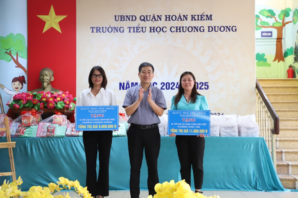 Ph&oacute; Chủ tịch Thường trực UBND quận Ho&agrave;n Kiếm trao biển tượng trưng qu&agrave; tặng cho trẻ em c&oacute; ho&agrave;n cảnh đặc biệt của 2 phường