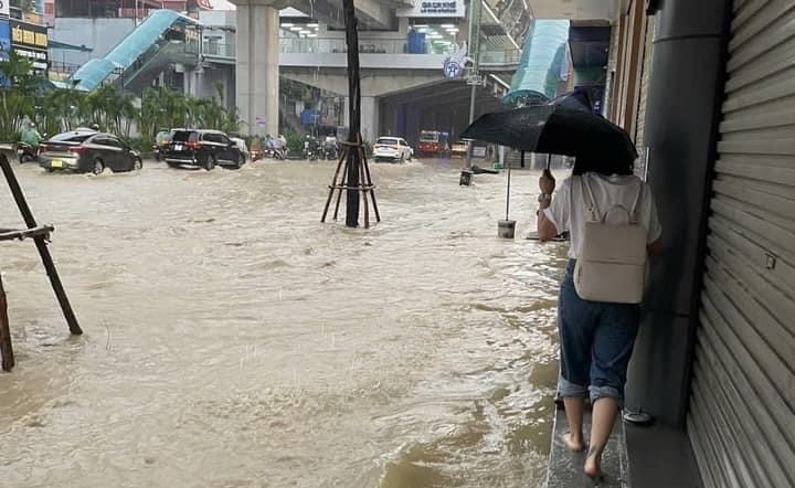 Phố Quang Trung (quận H&agrave; Đ&ocirc;ng) ngập trong nước.