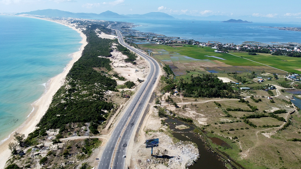 Đường giao th&ocirc;ng từ quốc lộ 1 đi Đầm M&ocirc;n d&agrave;i 14,3km đ&atilde; đi v&agrave;o hoạt động từ ng&agrave;y 27/3/2023. Ảnh: Trung Nh&acirc;n