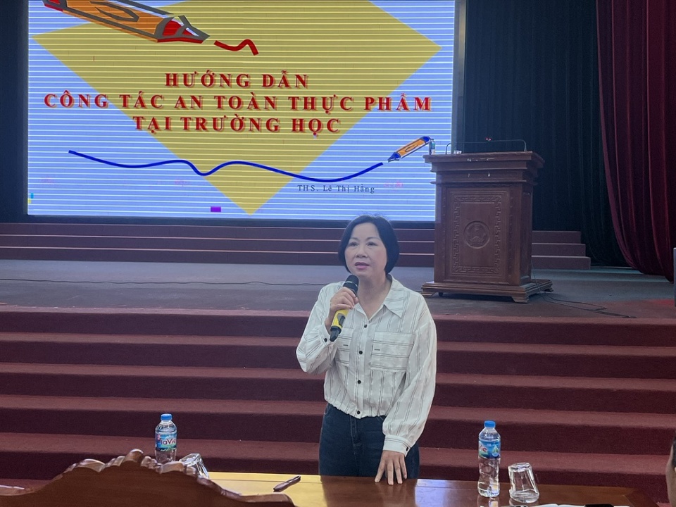 Trưởng ph&ograve;ng Gi&aacute;m s&aacute;t ngộ độc thực phẩm v&agrave; Th&ocirc;ng tin truyền th&ocirc;ng Chi cục ATTP TP H&agrave; Nội&nbsp; L&ecirc; Thị Hằng truyền đạt c&aacute;c nội dung tập huấn&nbsp;