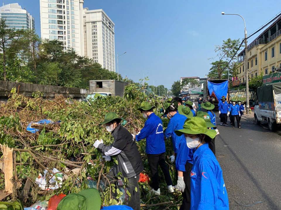 Sinh vi&ecirc;n Trường Cao đẳng Y tế H&agrave; Nội tham gia khắc phục hậu quả cơn b&atilde;o số 3 - Ảnh: Hội SVHN