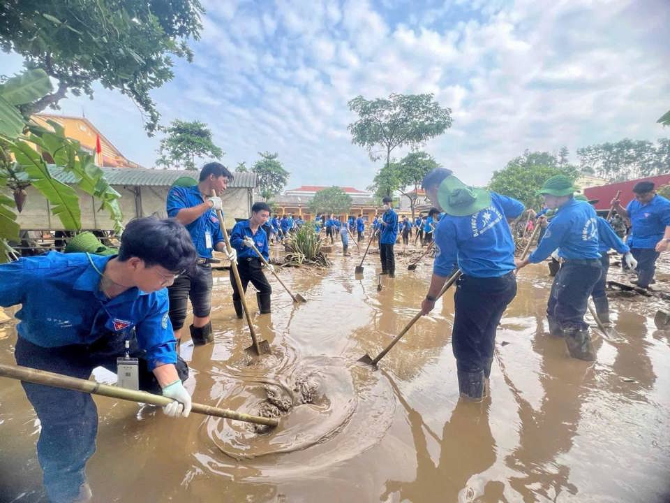 Sinh vi&ecirc;n Trường Đại học Kinh tế Quốc d&acirc;n tham gia khắc phục hậu quả ngập lụt tại huyện Hạ Ho&agrave;, tỉnh Ph&uacute; Thọ - Ảnh: Hội SVHN