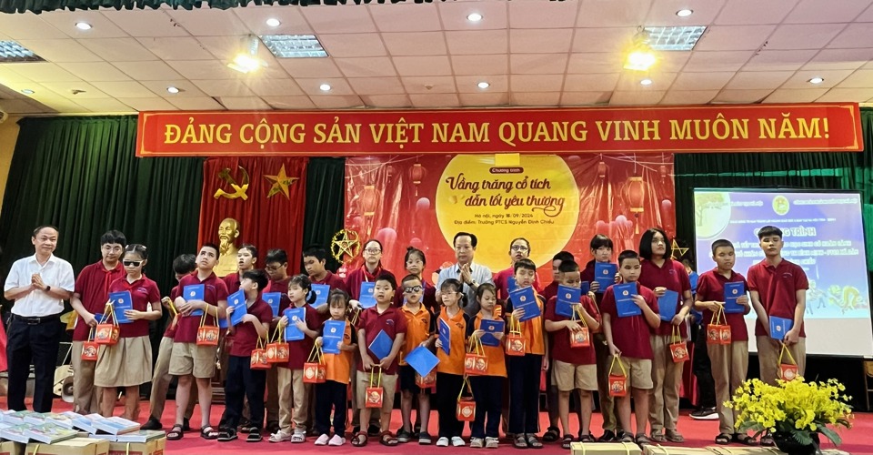 Đại diện lãnh đạo Sở GD&ĐT Hà Nội trao quà trung thu cho các học sinh.