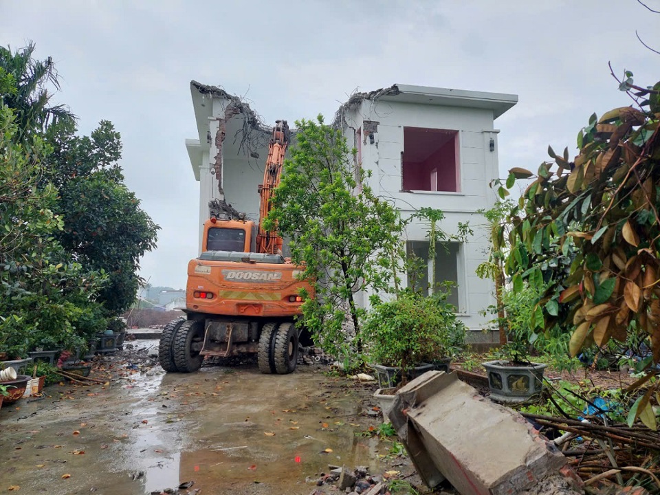 Cưỡng chế với c&ocirc;ng tr&igrave;nh vi phạm tại th&ocirc;n Quyết Tiến, x&atilde; Ti&ecirc;n Phương.