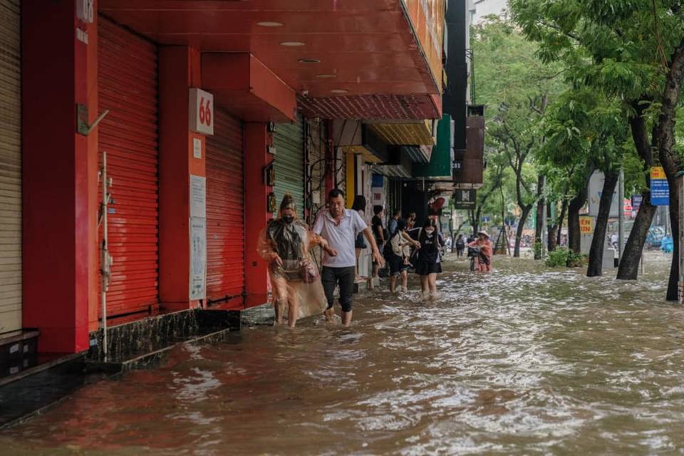 Nhiều người đi l&agrave;m phải đi bộ khi qua phố Th&aacute;i H&agrave;. Ảnh: Duc Nguyen/CCHN