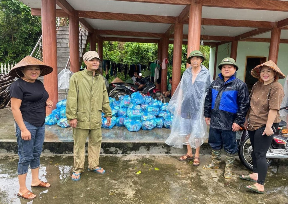 Nh&oacute;m thiện nguyện Nhung&nbsp;Đinh (Văn Qu&aacute;n) trao qu&agrave; ủng hộ thực phẩm, nhu yếu phẩm&nbsp;đến người d&acirc;n bị sạt lở mất nh&agrave;&nbsp;ở Ch&acirc;u Quế Thượng, Ch&acirc;u Quế Hạ, huyện Văn Y&ecirc;n, tỉnh Y&ecirc;n B&aacute;i.