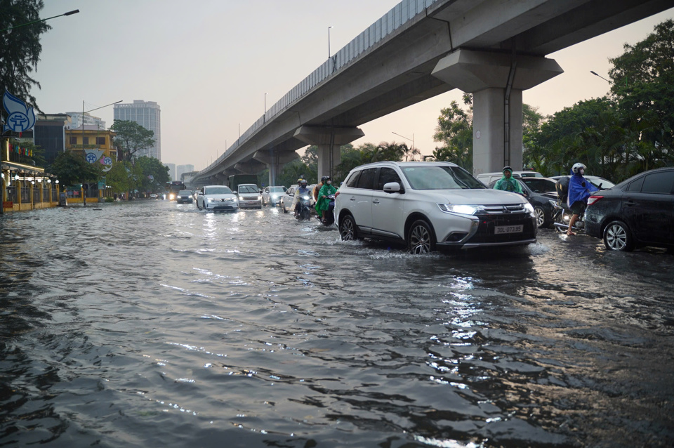 Nhiều phần đường bị ngập s&acirc;u kh&ocirc;ng thể di chuyển.