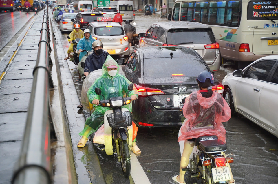 Nước ngập, phương tiện tham gia giao th&ocirc;ng lộn xộn.