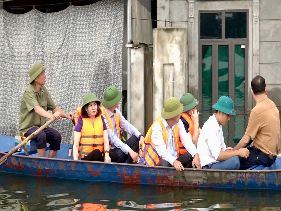 Ph&oacute; B&iacute; thư Thường trực Th&agrave;nh ủy Nguyễn Thị Tuyến thị s&aacute;t c&aacute;c khu vực nh&agrave; d&acirc;n bị ngập s&acirc;u tại x&atilde; An Ph&uacute; (huyện Mỹ Đức).