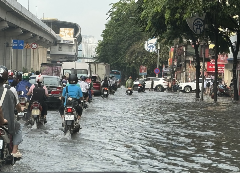 Phố Nguyễn Tr&atilde;i - đoạn gần cổng trường Đại học Khoa học x&atilde; hội v&agrave; Nh&acirc;n văn. Ảnh: Trần Long