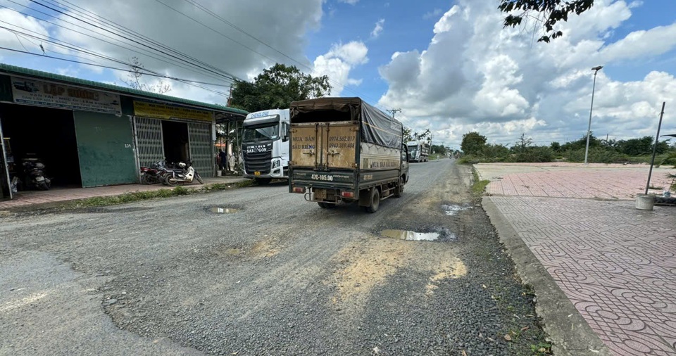 Nền đường xuất hiện ổ g&agrave;, ổ tr&acirc;u g&acirc;y kh&oacute; cho người đi đường, tiềm ẩn nguy cơ tai nạn.