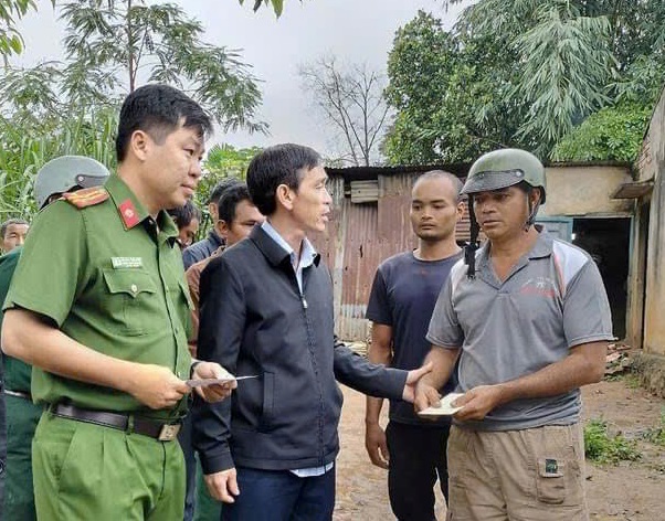 B&iacute; thư Huyện ủy Kr&ocirc;ng B&uacute;k Nguyễn Hải Đ&ocirc;ng (giữa) c&ugrave;ng cơ quan chức năng đến thăm hỏi, hỗ trợ, động vi&ecirc;n người th&acirc;n người th&acirc;n em H.N.AM bị tử vong trong s&acirc;n trường.