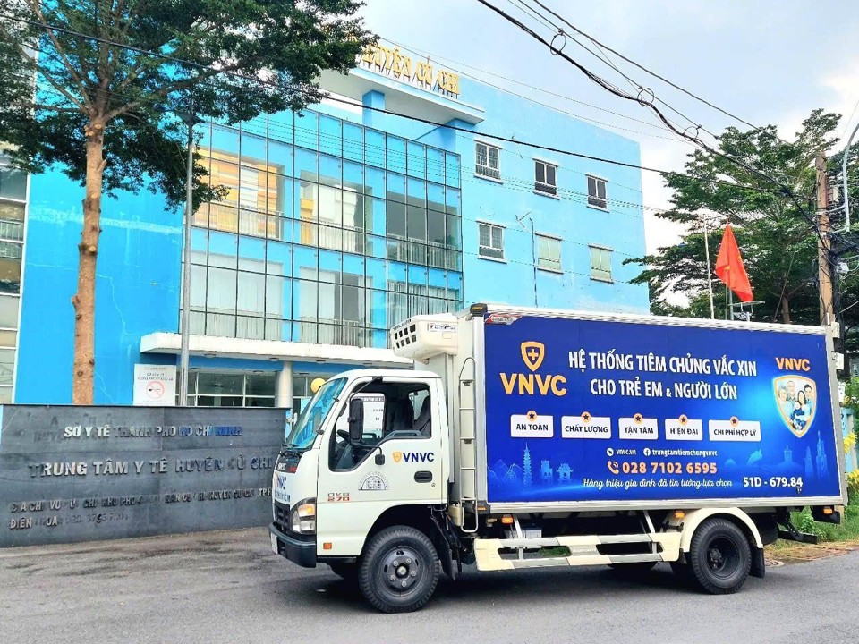 VNVC sử dụng xe lạnh vận chuyển vắc xin đạt chuẩn GSP để tiếp nhận nguồn vắc xin từ trung t&acirc;m y tế quận, huyện nhằm đảm bảo chất lượng vắc xin v&agrave; an to&agrave;n cho trẻ em được ti&ecirc;m.