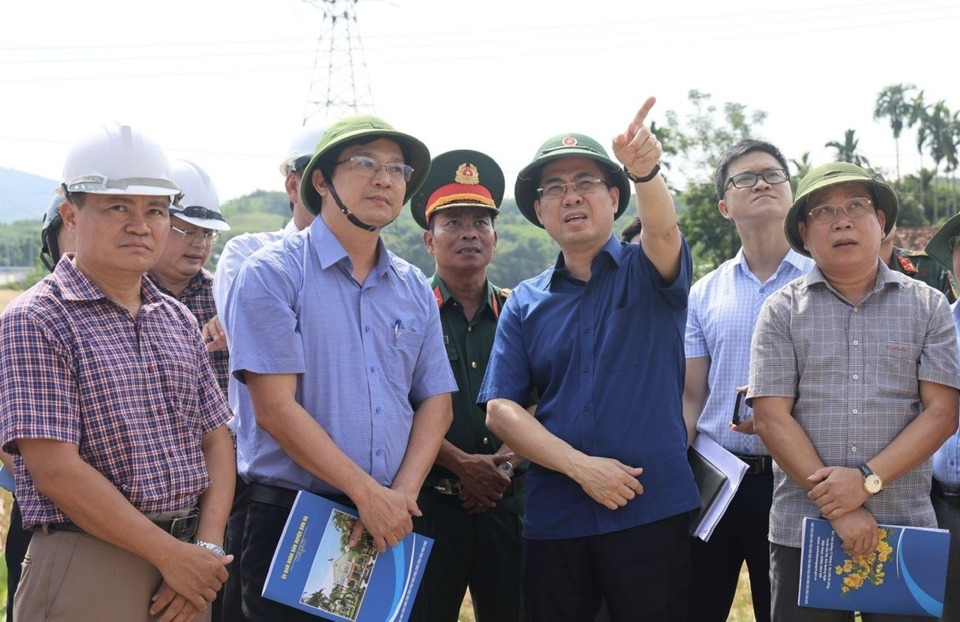 Chủ tịch UBND tỉnh Quảng Ng&atilde;i Nguyễn Ho&agrave;ng Giang (thứ 2 từ phải sang) kiểm tra hiện trường dự &aacute;n.