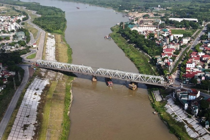 T&agrave;u thuyền được đi lại b&igrave;nh thường qua khu vực cầu Đuống từ 10 giờ s&aacute;ng nay (17/9).