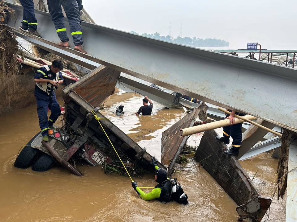 Lực lượng chức năng triển khai t&igrave;m kiếm người v&agrave; phương tiện mất t&iacute;ch, trục vớt cầu Phong Ch&acirc;u. Ảnh: Lương Giang