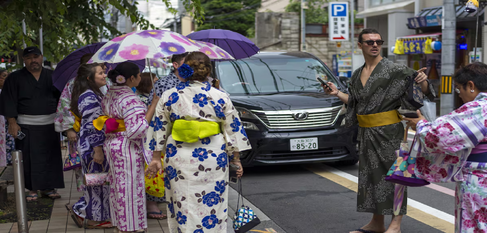 Kh&aacute;ch du lịch quốc tế trải nghiệm trang phục truyền thống Kimono tại Nhật Bản. Ảnh: Pongmanat Tasiri