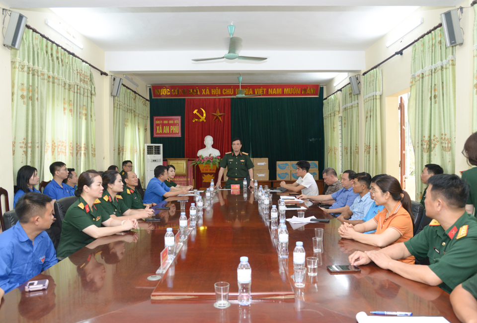 Thiếu tướng Nguyễn Quốc Toản - Ph&oacute; Tư lệnh Bộ Tư lệnh Thủ đ&ocirc; H&agrave; Nội thay mặt đo&agrave;n c&ocirc;ng t&aacute;c ph&aacute;t biểu tại buổi tặng qu&agrave;.