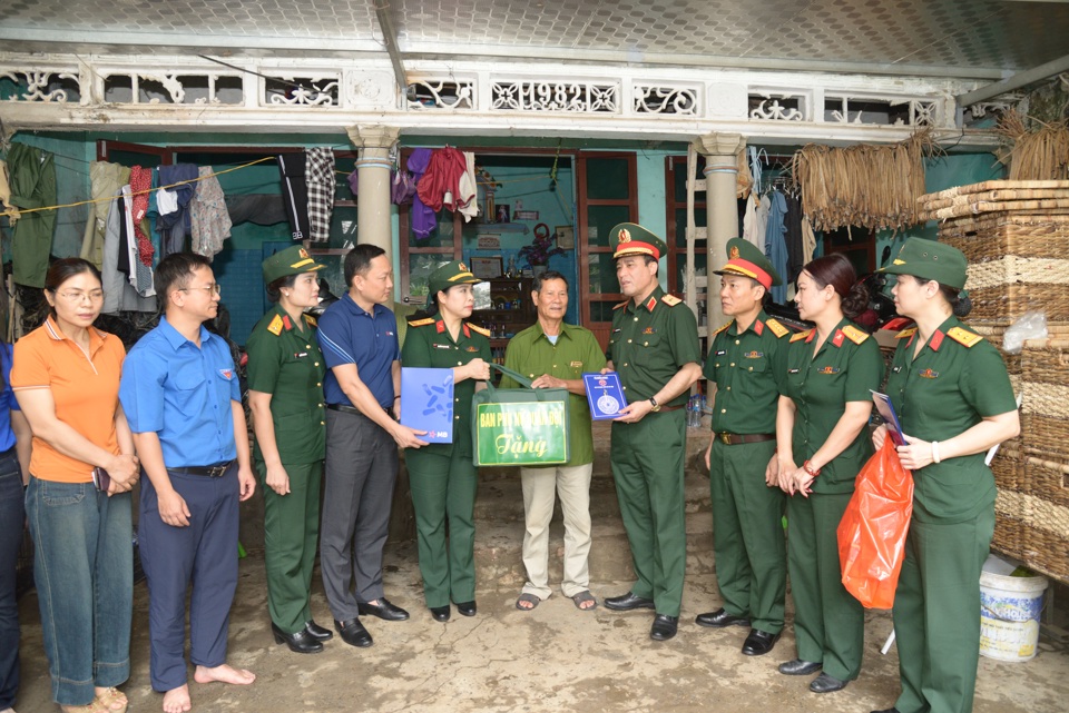 Thiếu tướng Nguyễn Quốc Toản - Ph&oacute; Tư lệnh Bộ Tư lệnh Thủ đ&ocirc; H&agrave; Nội thăm, tặng qu&agrave; c&aacute;c hộ gia đ&igrave;nh th&ocirc;n Đồng Chi&ecirc;m, x&atilde; An Ph&uacute;, huyện Mỹ Đức.